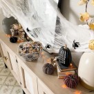 Teia de Aranha com Mini Aranhas 20x30cm – Decoração de Halloween Realista para Paredes, Mesas e Ambientes Temáticos