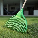 Vassoura Rastelo Para Jardim Em Plástico 20 Dentes Com Cabo