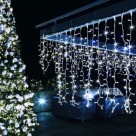 Cascata LED 240L Branco Frio 220V – Cortina de Luzes Natalinas com 8 Funções de Piscar para Fachadas, Varandas e Janelas Decorativas