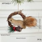 Guirlanda mini de porta 16x4,3x10,5cm esquilo natalina decorativa em MDF com pinhas e cordão para porta, parede e arranjos de Natal