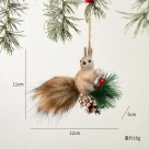 Guirlanda mini de porta 13,5x3,8x10,5cm esquilo natalina decorativa em MDF com pinhas e cordão para porta, parede e arranjos de Natal