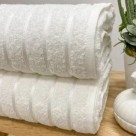 Toalha de Banho Felpuda Comfort Branco 70x140cm Alta Absorção Toque Macio Conforto para Uso Diário