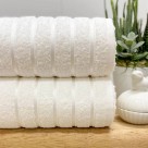 Toalha de Banho Felpuda Comfort Branco 70x140cm Alta Absorção Toque Macio Conforto para Uso Diário